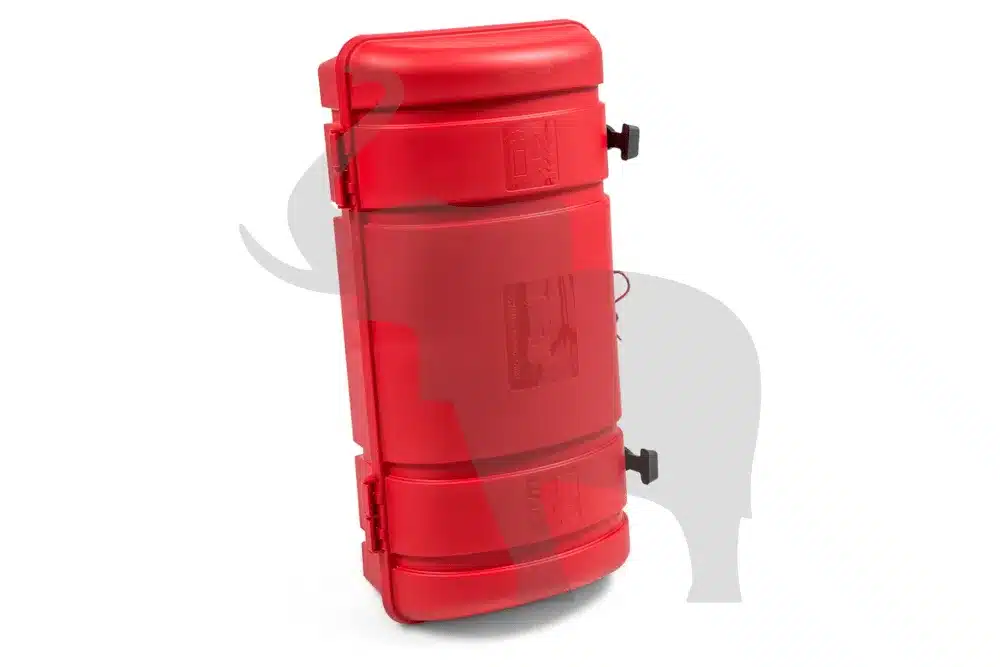Coffret de sécurité rouge vertical en plastique moulé pour extincteur ou équipement d'urgence. Fermetures noires visibles sur le côté.