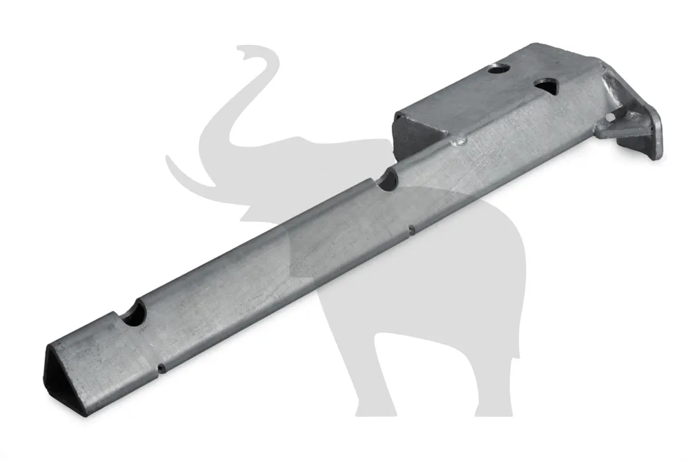 Support métallique galvanisé longiligne, profilé de fixation avec extrémité triangulaire, multiples trous et équerre de montage arrière soudée.